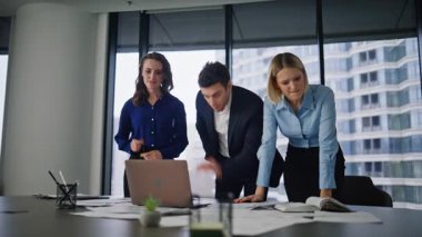 Stresli iş arkadaşları dizüstü bilgisayarlı e-postaları okurken hayal kırıklığına uğradılar. Üç meslektaşım şirket ofisinde çalışırken hayal kırıklığına uğradı. Gergin ortaklar proje hatasına duygusal tepki verir.