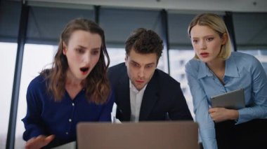 İş adamları, ofisteki dizüstü bilgisayar krizinde başarısızlığı şok ettiler. Grup borsacıları hayal kırıklığına uğramış hissederek para kaybediyorlar. Gergin iş ekibi iş yerindeki proje sorunundan endişeli.