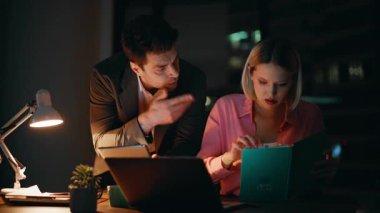 İşçiler gece işyerinde lamba ışığında projeyi tartışıyorlar. İki meslektaş birlikte fazla mesai yapmak için gazete okumayı planlıyor. Erkek kadın, akşam ofisinde dizüstü bilgisayar ararken işbirliği yapıyor..