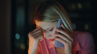 Stresli bayan, gece yarısı daireyi kapatıyorlar diye endişeleniyor. Endişeli iş kadını cep telefonu konuşmasından bıkmış karanlık ofiste fazla mesai yapıyor. Memnun olmayan CEO yanlışlıkla telefonla şikayet ediyor.