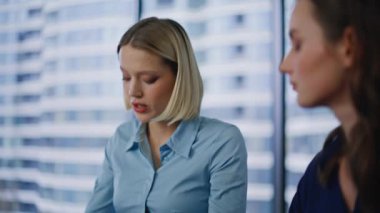 İşletme yöneticileri yakın planda şirket toplantısında sözleşme görüşmeleri yapıyor. Gülümseyen iş kadınları ofisteki partnerleriyle tokalaşıyor. Mutlu meslektaşlar başarılı bir işbirliği anlaşmasının keyfini çıkarıyor.