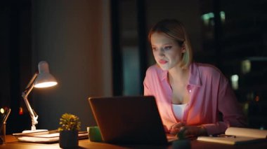 Son müdür karanlık ofiste dizüstü bilgisayarı görünce heyecanlandı. Aşırı neşeli iş kadını, gece işyerinde duygusal olarak harika haberlere tepki veriyor. Mutlu kadın serbest çalışan e-posta ile iş teklifi alıyor.