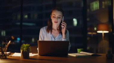 Danışman gece vardiyasında akıllı telefondan konuşuyor. İşletme servislerinin kapanmasını anlatıyor. Ciddi bir iş kadını cep telefonunu arıyor ve dizüstü bilgisayar arıyor. Ofiste cep telefonuyla iletişim kuran genç bir çalışan..