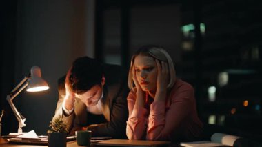 Stresli işçi dinleme patronu gece ofis kapanışında kötü iş sonuçlarından şikayet ediyor. İş problemleri üzerine düşünen umutsuz meslektaşlar. Aşırı yüklü yöneticiler mali krizin fazla mesai yapmasından endişe ediyorlar