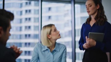 İş ortakları yakın planda ofis toplantılarında anlaşmaya vardılar. Gülümseyen iş kadını iş adamıyla el sıkışıyor. Şirket liderleri müzakereler sonrasında başarılı bir ortaklığın keyfini çıkarıyorlar.