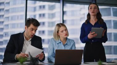 Sanal toplantı sırasında tartışan kızgın iş arkadaşları, ofisteki mali belgelerden memnun kalmadılar. Öfkeli iş adamları laptopla yapılan video görüşmesinden şikayetçi. Stresli yöneticiler web sohbetini bitirdiler.