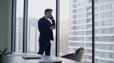 Avukat, ofisin panoramik penceresinin önünde akıllı telefon konuşmalarıyla anlaşmayı tartışıyor. Zengin işadamı, finans şirketinin işyerindeki cep telefonunu arıyor. Zarif yöneticinin telefon görüşmesi var..