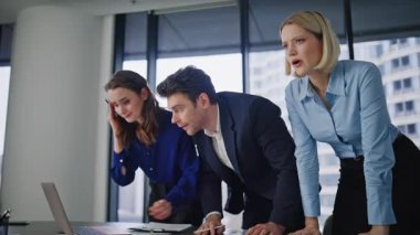 Ofis çalışanları, şirket işyerindeki projelerde işbirliği yapmak için çözüm arıyorlar. Üç endişeli yönetici bilgisayarda çalışan kağıtları inceliyor. Birlikte iş meselelerini çözmekle meşgulüz..