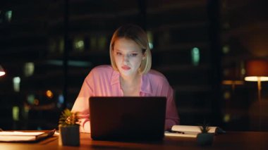 Stresli işçi, geceleri şirket işyerinde dizüstü bilgisayar okuyor. Genç iş kadını bilgisayarın duygusal olarak kapanması projesinde hayal kırıklığına uğradı. Endişeli kadın girişimci ofiste para kaybediyor..