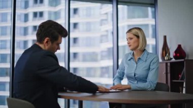 İş danışmanı ofisteki iş adamına sözleşmenin detaylarını açıklıyor. Kendine güvenen yatırımcı kadın eli sıkma anlaşması imzalıyor. Başarılı ortakların el sıkışması ortaklığın tadını çıkarır..