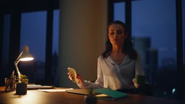 Kadınlar gece geç saatlere kadar çalışmaya başlar. Masaya oturur, kahve fincanlarını kapatırlar. Ciddi iş kadını dizüstü bilgisayarı açık. Ofiste belge kontrolüne başlayın. Lambanın ışığındaki bilgisayarı açan zarif bayan serbest yazar..