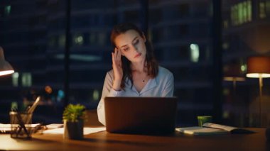 Gece müdürü fener ışığında dizüstü bilgisayarda çalışırken baş ağrısı hissediyor. Yorgun iş kadını karanlık ofiste baş ağrısından muzdarip bilgisayarı kapatıyor. Çok çalışan kadın çalışanlar işlerini evde bitirir.