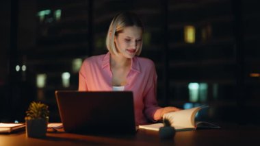 Gülümseyen müteahhit gece geç saatlere kadar lamba ışığında çalışıyor. Gece apartmanında yaratıcı fikirler üzerine kafa yoran ilham verici bir kadın. Mutlu başlangıçlar okuma notları yazma başarıyı öngören bilgisayarlar.