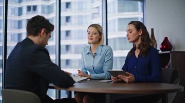 İşletme yöneticileri şirket ofisindeki anlaşmayı sonuçlandırıyor. Başarılı bir iş adamı yatırım sözleşmesi imzalıyor ve iş kadınlarıyla el sıkışıyor. Gülümseyen ortaklar ortaklıktan zevk alıyorlar.