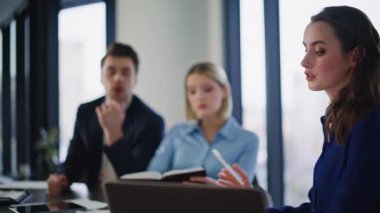 İş ortağı, ofis toplantısındaki odaklanmış yatırımcılarla fikirlerini paylaşıyor. İş arkadaşlarına proje sunan profesyonel bir iş kadını. Kadın girişimci iş arkadaşlarıyla girişimi tartışıyor.