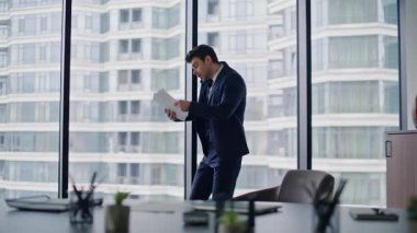 Sinirli patron ofis panoramik penceresinden kağıt fırlatarak akıllı telefondan kavga ediyor. Kızgın iş adamı, tatmin olmamış mali rapor arıyor. Endişeli yöneticinin cep telefonu konuşmasını bitirmesi evde stres yaratıyor.