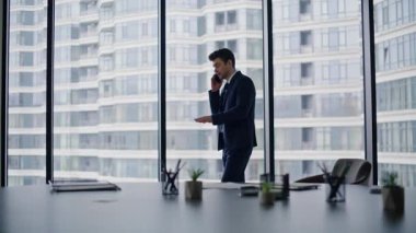 Ofis panoramik penceresinde akıllı telefonla pazarlık yapan zarif bir yönetici. Başarılı bir iş adamı şirket işyerindeki cep telefonunu arıyor. Güvenilir yöneticiler iş görüşmelerini cep telefonuyla yaparlar.