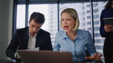 Öfkeli iş adamları ofis çalışma alanını videoya çekiyor. Dizüstü bilgisayara bağıran kızgın iş kadını web kamerası işadamı kağıtları fırlatıyor. Stresli yöneticiler duygusal olarak çevrimiçi konferansı bitiriyor.