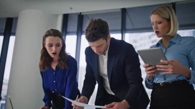 Yaratıcı ajans ofisinde yeni inşaatın mimari planını hazırlamakla meşgul yöneticiler. Endişeli iş adamı iş arkadaşlarıyla bina çizimlerini inceliyor. Çözüm düşünen üç mühendis.