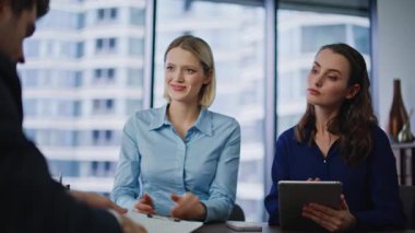 İşletme danışmanı, başarılı ofis görüşmeleri sonuçlandıktan sonra ortaklara anlaşma imzalıyor. İş adamı anlaşmayı imzalıyor. Gülümseyen iş adamları sözleşme imzalarken el sıkışıyor.