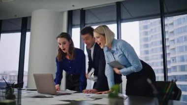 Heyecanlı personel, şirket çalışma sahasında dizüstü bilgisayar arayışında başarıya seviniyor. Mutlu ofis ekibi iş zaferini kutlamak için kağıtları fırlatıyor. Üç meslektaşımın zafere duygusal tepki göstermesi beni çok mutlu etti.