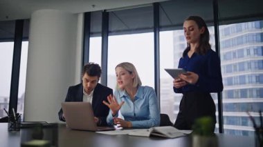 Video konuşmasında tartışan meslektaşlar ofiste kötü iş çıkarıyorlar. Gergin yöneticiler kontrat hatasını tartışıyor. Duygusal olarak kağıtları atıyorlar. İş ekibi stresli sanal toplantıyı bitirdi.