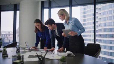 Grup iş adamları ofis masasındaki belgeleri gözden geçirmeyi planlıyor. Şirket takımı konferans odasında beyin fırtınası analiz projesi yapıyor. İş yerinde risk yönetimi üzerinde çalışan takım arkadaşları.