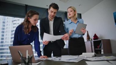 İş yerindeki mali belgeleri inceleyen şirket arkadaşları bütçe planlıyorlar. Grup yöneticileri mali inceleme belgelerini sayıyor. Toplantıda iş projesinde işbirliği yapan üç ofis çalışanı