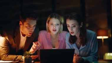 Laptop 'ta haber okuyan stresli iş arkadaşları gece şirketinin kapanışında birlikte çalışıyorlar. Şok olmuş iş adamları, bilgisayar projesinin başarısız olmasından endişe ediyorlardı. Sıkıntılı meslektaşlar soruna tepki gösteriyor.