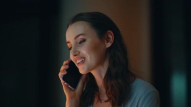 Geceleri evde cep telefonundan konuşan pozitif serbest çalışan biri. Gülümseyen kadın, gece geç saatlerde apartmanda oturan arkadaşça cep telefonu sohbetinden hoşlanır. Ofiste akıllı telefondan konuşan mutlu iş kadını.