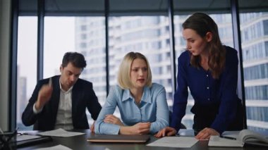 İş kadını, ofis arkadaşlarına konferans odasında tatminsiz proje başarısızlığı diye bağırıyor. Kızgın kadın patron mali sonuçlardan şikayetçi. Başlangıçtaki sorun krizini çözen sinirli iş arkadaşları
