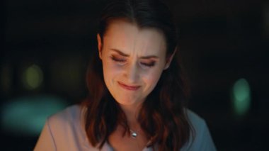 Endişeli yönetici, gece işyerinde stres hissederek işe başlamayı beceremiyor. Sinirli iş kadını, yazılım hatası yüzünden fazla mesai yapıyor. Kadın finansör anlaşmasını kaybediyor..