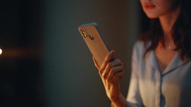 Gece ofisindeki gülümseyen çalışan akıllı telefona benziyor. Mesut kadın yönetici fazla mesai yapan cep telefonundan maaş bildirimi alıyor. Pozitif işçi cep telefonundan iyi haberler okuyor..