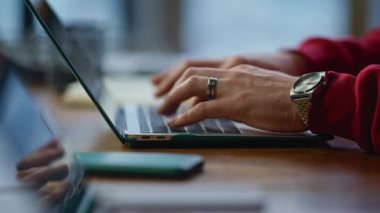 Yöneticiler internet projesinde birlikte çalışarak verileri bilgisayara giriyorlar. Ortak çalışma alanında bilgisayar yazan tanınmayan iki çalışan. IT şirketinin işyerinde kodlama yapan genç programcılar.