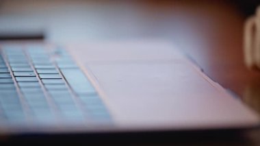 Ofis çalışma alanındaki internet sitesine göz atmak için dizüstü bilgisayara dokunmak. Yüzüğü olan tanınmayan bir kadın eli bilgisayarda çevrimiçi uygulama açıyor. Evde uzaktan çalışan serbest çalışan bir kadın..