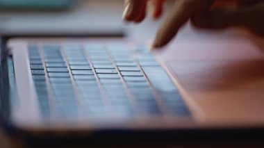 Ahşap masada kadın parmakları klavye bilgisayarına bastırıyor. Çevrimiçi uygulamayı açan tanımlanamayan serbest çalışan eller bilgisayarı çalıştırıyor. İş kadını şirket işyerinde uzaktan çalışıyor..