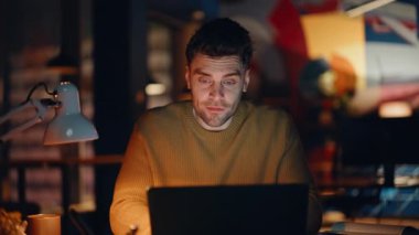 Gece ofisindeki lamba ışığında dizüstü bilgisayar arayan başarılı bir girişimci. Gülümseyen işadamı, akşam e-postasında iyi haberler okuyor. Yakışıklı serbest çalışan yaratıcı online proje fazla mesaisinden zevk alıyor.