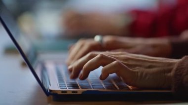 Programcılar, IT şirketinin ofisinde klavye dizüstü bilgisayarlarını daktilo ediyorlar. Ortak çalışma alanındaki bilgisayarlar üzerinde çalışan tanınmayan yöneticiler. Müşteri taleplerini işleme koymada yardımcı ol.