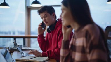 İki danışman, şirket iş yerinde bilgisayarlardan sipariş veren akıllı telefonlardan bahsediyor. Gülümseyen iş arkadaşları akıllı telefonları arayıp bilgisayar arıyorlar. İçeride birlikte çalışan masa görevlilerine yardım edin.