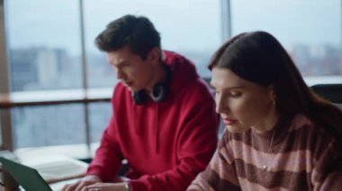 İki acemi ofis panoramik penceresinde yaratıcı projede birlikte çalışırken beşini veriyor. Gülümseyen menajerler başarılı takım çalışmalarından hoşlanırlar. İçerde dizüstü bilgisayar kodlama programı yazan genç meslektaşlar.