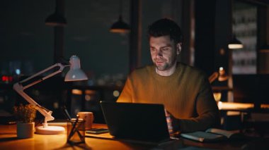 Gece vardiyasındaki çalışanlar internet projesinde hataya düştüler. Yorgun iş adamı, bilgisayar kapağını kapatıyor ve akşam e-postasını hayal kırıklığına uğratıyor. Aşırı yüklenmiş girişimci teslim tarihinde gergin hissediyor.