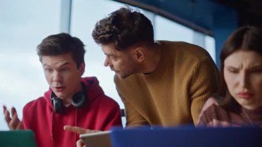 Patron memnun olmayan takım çalışması internet projesini kontrol ediyor. Ofisteki iki çalışan yakın çekim yapıyor. Endişeli yöneticiler stresli iş arkadaşlarıyla konuşurken hayal kırıklığına uğramış hatalar yaparlar. Grup içinde profesyonel tartışma sorunu