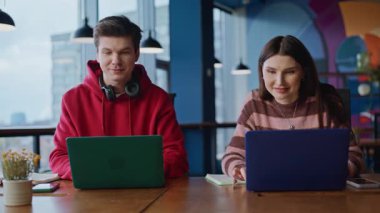 Ofisteki gülümseyen iş arkadaşları yaratıcı ajansı yakından tanıyorlar. Modern iş yerinde el sıkışan mutlu iş arkadaşları. Yöneticiler birlikte dizüstü bilgisayar çalışıyor ve takım çalışmasının keyfini çıkarıyorlar. İşbirliği kavramı.