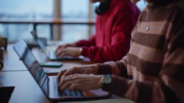 Çevrimiçi çalışan iki girişimci birlikte çalışma alanındaki dizüstü bilgisayarlara odaklandı. Şirket ofisinde bilgisayar yazan profesyonel yöneticiler. İçeride internet araştırması yapan hevesli çalışanlar.