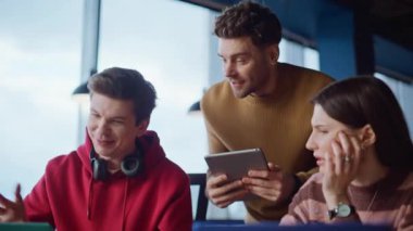 Ofis koçu, şirket çalışanlarına yakın çekim yapmalarını tavsiye ediyor. Gülümseyen yönetici kontrol yöneticileri modern işyerinde tatmin edici sonuçlar elde ediyorlar. Online projede birlikte çalışan grup arkadaşları.