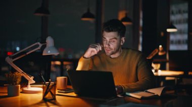 Fazla mesai yapan, dizüstü bilgisayarı izleyen, iş yerindeki karanlık sorunlara çözüm arayan bir işçi. Aşırı yüklenmiş yönetici gece geç saatlerde problemleri çözüyor. Gergin serbest çalışan geceleri zor iş görevleri düşünüyor..