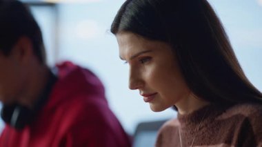 Dost canlısı iş arkadaşları birbirlerine gülümserler ve modern uzay yakın çekimlerinde birlikte çalışırlar. İnternette iş birliği yapan neşeli iki yönetici. Genç meslektaşlar kapalı alandaki bilgisayarlarda daktilo yazmayı severler..