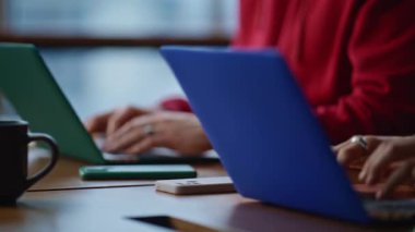 Şirketin iş yerinde dizüstü bilgisayarları daktilo eden ofis ekibi. Bilgisayarda birlikte çalışan ciddi iş arkadaşları e-ticaret projesi geliştiriyorlar. Modern çalışma alanındaki internet işine odaklanan iki iş arkadaşı.