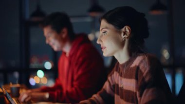 İşletme bürosu geceleri kapalı çalışıyor. Profesyonel kadın yönetici, karanlık işyerindeki daktilo eden adama tavsiye istiyor. İki meslektaş birlikte fazla mesai yapıyorlar..