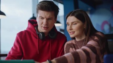 Gülümseyen meslektaşım ofisteki genç yöneticiye açık alanda yakın plan çekimini açıklıyor. Dost canlısı bir kadın, internetteki dizüstü bilgisayar projesinde stajyere yardım ediyor. Bilgisayarda istatistik verilerini tartışan iki iş arkadaşı.